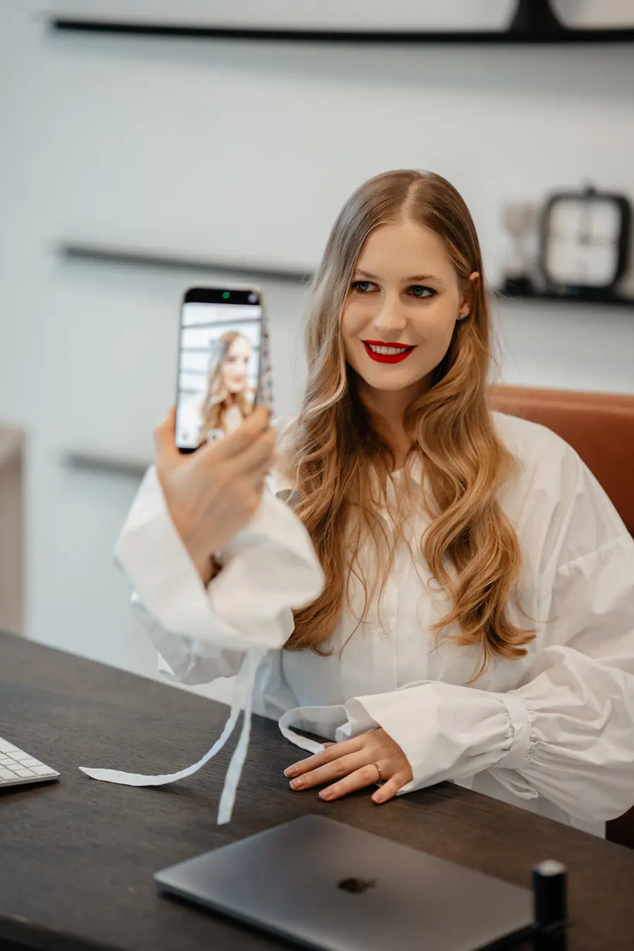Julianna Gasiak nagrywająca materiał telefonem